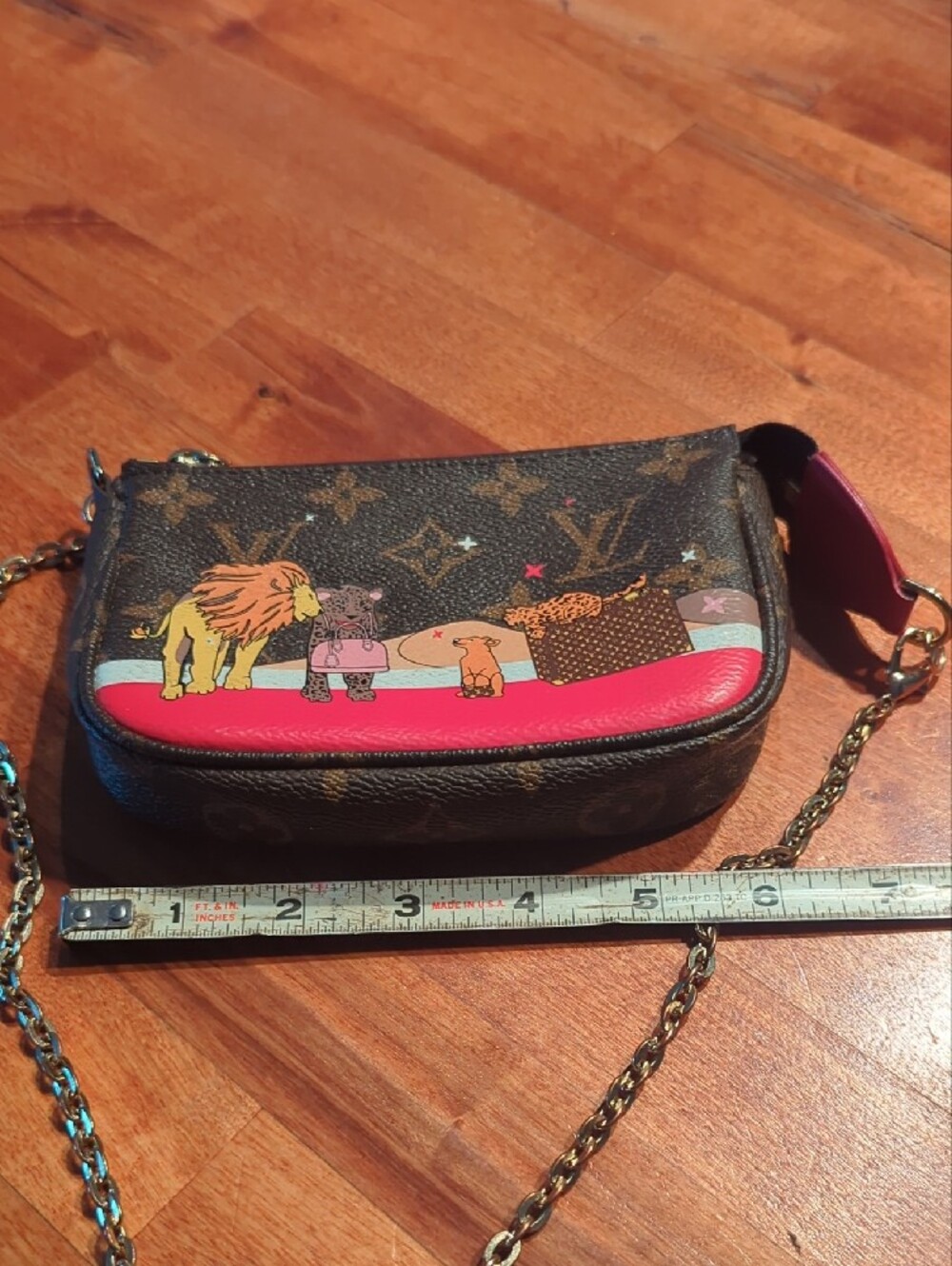 Designer-Inspired Brown Leather Crossbody Bag with Red Accent - Picture 3 of 9